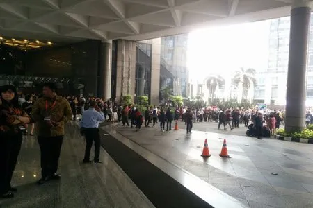 Atap Gedung Bursa Efek Indonesia Runtuh Ratusan Orang Dievakuasi M Kapanlagi Com