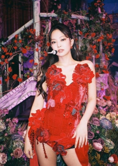 Aura Seksi Memancar! Potret Cantik Jennie BLACKPINK Menggunakan Outfit Serba Merah