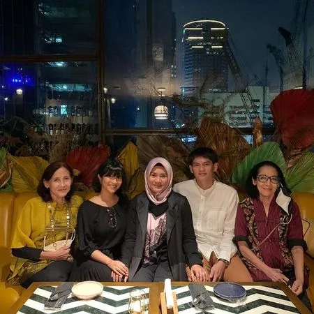 Ayah Sambung Idaman, 8 Potret Kedekatan Karlie Fu dan Siti Adira Kania Putri Ikke Nurjanah