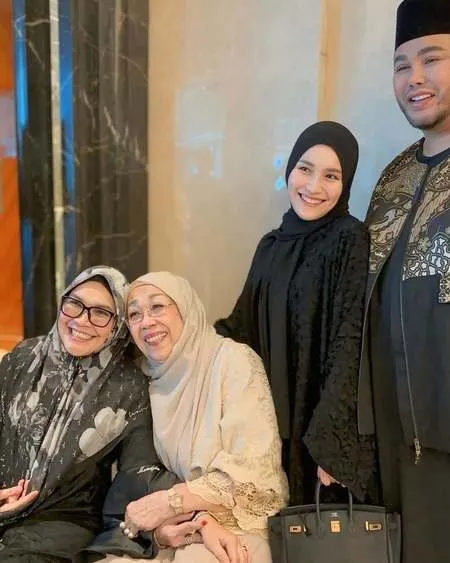 "Kajian bersama Al-Habib Umar Bin Hafidz. Terima kasih @ivan_gunawan istiqomah selalu y syg aku sangat bangga dan bersyukur," tulis Ayu dalam unggahan IG, hari Sabtu (18/10).