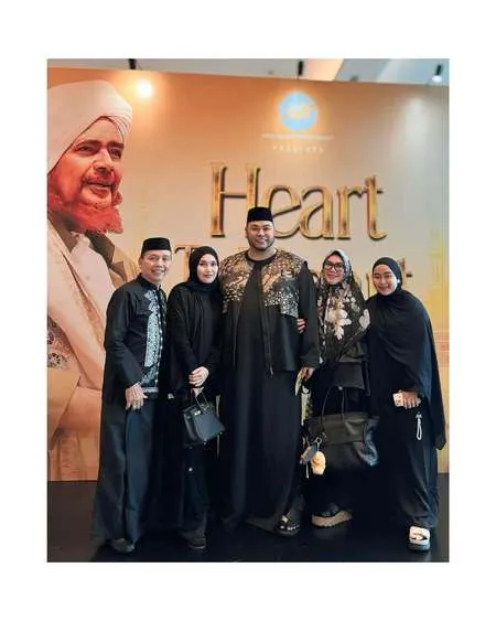 Keluarga Ayu Ting Ting pun ikut di momen ini. Mereka kompak memakai busana warna hitam.