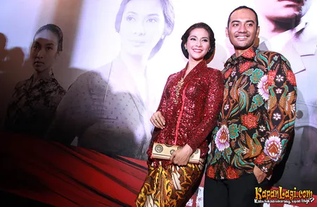 Ario Bayu Maudy Koesnaedi Datang Premiere Dengan Mobil Soekarno Kapanlagi Com