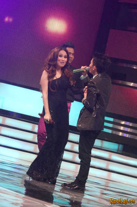Ayu Ting Ting Cium Iqbal Cjr Setelah Nyanyi Minyak Wangi Lagu Andalan Dari Ayu Ting Ting Adalah Kumbang Kumbang Di Taman Sama Melati Kapanlagi Com