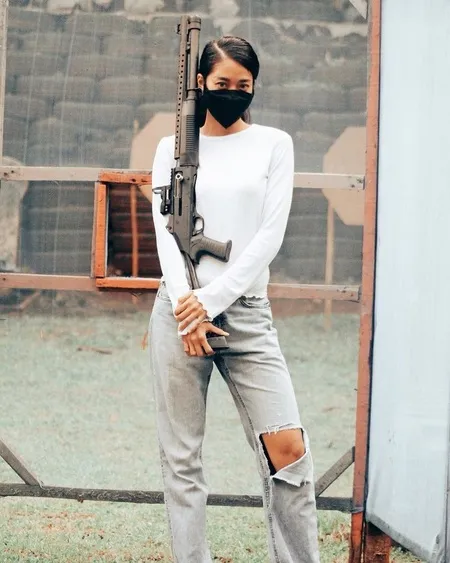 Badass Abis! Intip 11 Potret Aksi Widy Vierratale Saat Menembak, Dijamin Makin Terpesona