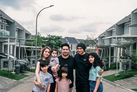 Bahagia Penuh Haru, 11 Potret Pertemuan Anji Dengan Sheila Marcia dan Leticia Joseph - Keluarga Harmonis yang Kompak Abis