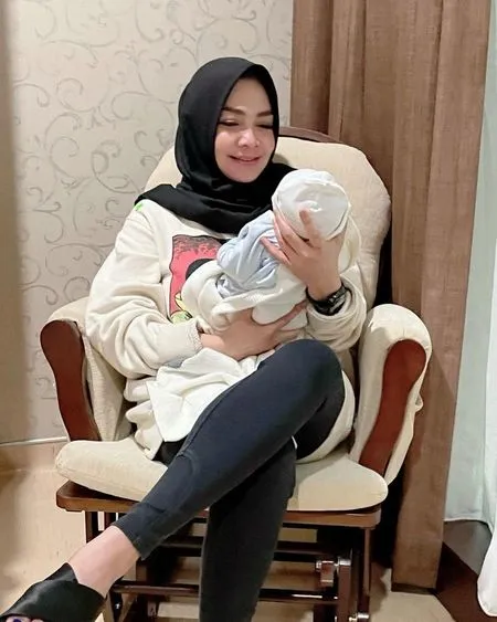 Bahagia Sambut Kelahiran Baby R, Intip Potret Keluarga Nagita Slavina dan Raffi Ahmad Gendong Adik Rafathar - Langsung Jatuh Cinta Pada Pandangan Pertama