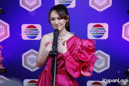 Bahagia Sepanggung Lagi Bareng Denny Caknan, Ini 7 Potret Cantik Happy Asmara di Indonesian Dangdut Awards 2021