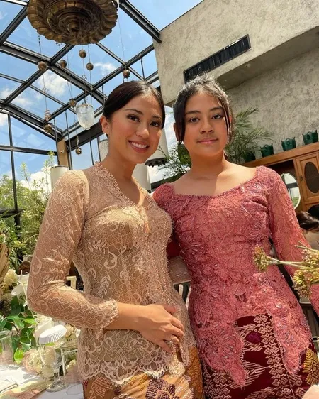 Bak Kakak Adik, Intip 9 Potret Hangat Tyna Kanna Bareng Putri Bungsunya yang Kini Beranjak Remaja