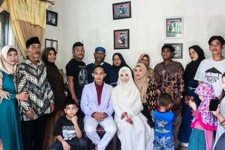 Baru Saja Menikah, Ini 8 Potret Mesra Zulfani Pasha Pemeran Ikal 'LASKAR PELANGI' Bersama Sang Istri