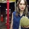 Begini Reaksi Cinta Laura Nikmati Makan Durian di Malaysia, Nyanyi Sambil Joget Kegirangan