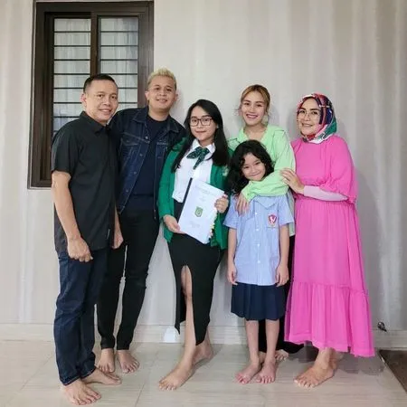 Belahan Rok Dianggap Terlalu Tinggi, 7 Potret Penampilan Syifa Adik Ayu Ting Ting Saat Lulus Sidang - Dikritik Netizen