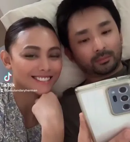 Beli HP Kalau Udah Rusak, Ini Potret Whulandary Herman Senyum-Senyum Dibeliin Suami iPhone Baru
