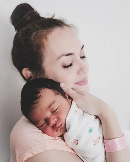 Belum Genap 2 Bulan Ini Deretan Foto Baby Cara Rose Putri Rianti Cartwright Yang Cantik Menggemaskan Kapanlagi Com