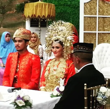 Berbalut Adat Minangkabau Inilah Foto Pernikahan Mario Irwinsyah Kapanlagi Com