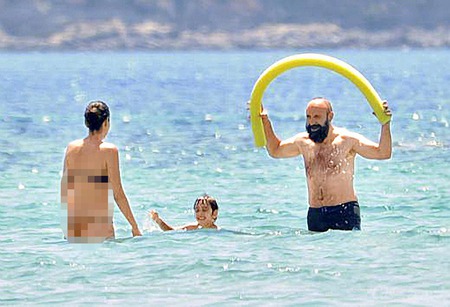 berbikini berguzar korel liburan mesra