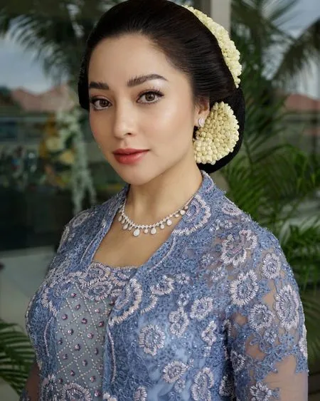 Berdarah Minang, Ini 8 Potret Nikita Willy Tak Kalah Cantik Tampil ala Wanita Jawa di Pernikahan Adiknya