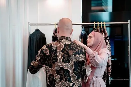Berdedikasi, Potret Pekerjaan Utama Mulan Jameela Sebagai Seorang Istri: Siapkan Baju - Cukur Jenggot Ahmad Dhani