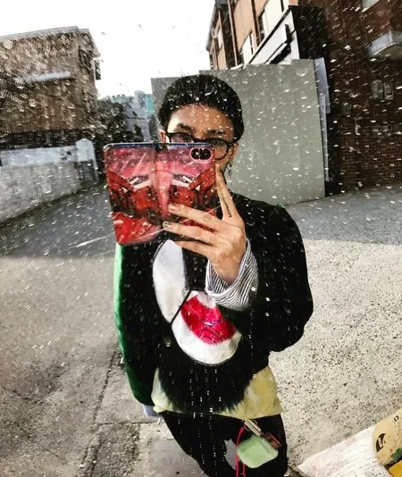 Bergaya Swag dan Nyentrik, 8 Potret Paduan Outfit G-Dragon Ini Unik Banget!