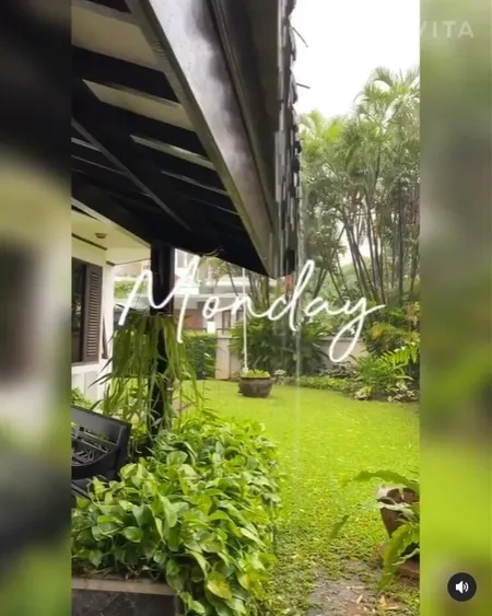 Berkonsep Tradisional dan Manfaatkan Gebyok Jawa, Intip 8 Potret Rumah Widyawati yang Kental dengan Nuansa Klasik - Miliki Halaman Luas dan Asri