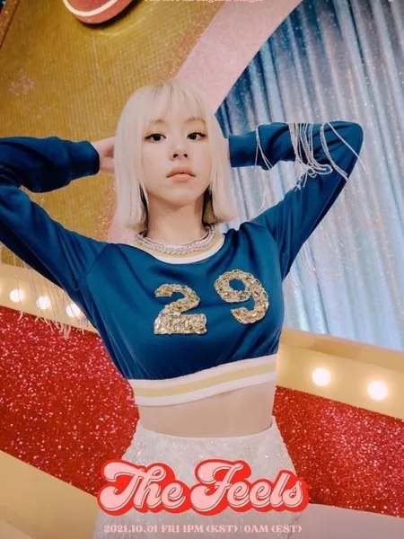 Bersinar Dengan Kostum Cheerleader Versi Claasy, Yuk Simak 10 Potret Member TWICE Dalam MV 'The Feels'