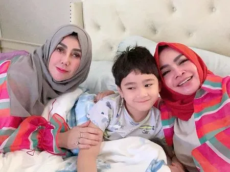 Besan Sultan: 8 Foto Kekompakan Rieta Amilia & Amy Qanita, Dua Nenek Tetap Cantik Awet Muda Kesayangan Rafathar