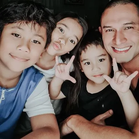 Betah Sendiri di Usia 40 Tahun, 8 Potret Indra Bruggman Momong Keponakan - Hot Uncle yang Ganteng dan Kekar