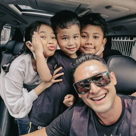 Betah Sendiri di Usia 40 Tahun, 8 Potret Indra Bruggman Momong Keponakan - Hot Uncle yang Ganteng dan Kekar