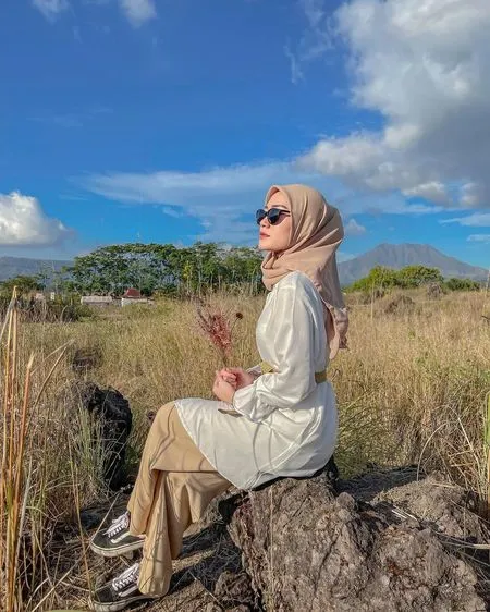 Biasa Pakai Busana Terbuka, Ini 8 Potret Cantik Vita Alvia Saat Pakai Kerudung, Disebut Memiliki Aura Mirip Nissa Sabyan