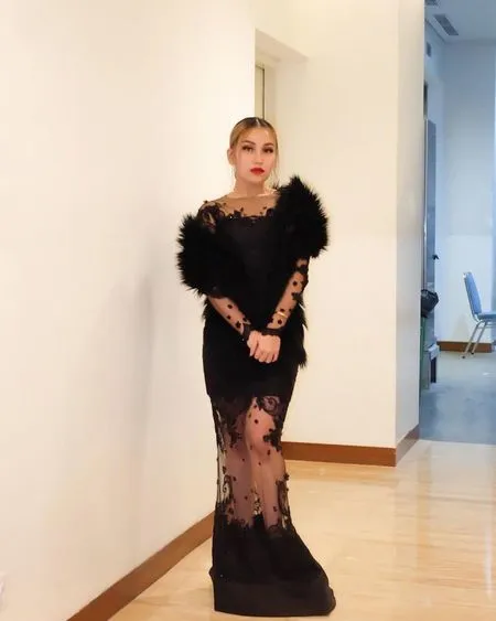Biasa Tampil Ala Korea, Intip Potret Anggun Ayu Ting Ting Saat Pakai Gaun Hitam - Cantik Banget Disebut Bak Black Swan