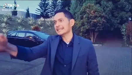 Biasa Tampil Gagah dan Cool, Intip 7 Potret Arya Saloka Kenakan High Heels Sampai Jadi Viral - Bikin Ngakak Bareng-bareng