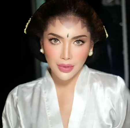 Biasa Tampil Seksi dan Hot, Intip 9 Potret Millen Cyrus Kenakan Kebaya dan Disanggul - Cantik Banget Makin Anggun
