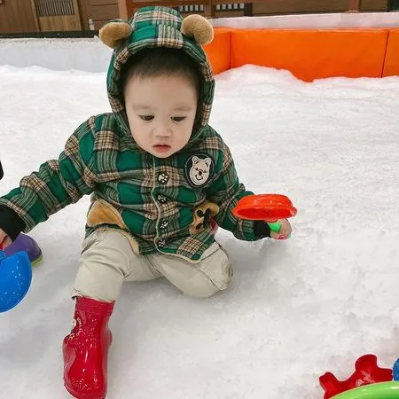 Bikin Gemas! Deretan Foto Baby Athar Anak Citra Kirana dan Rezky Aditya Pertama Kali Main Salju: Kebersamaan Keluarga yang Hangat