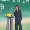 Bikin Heboh, Seorang Fans Tiba-Tiba Peluk Cai Xukun di Atas Panggung