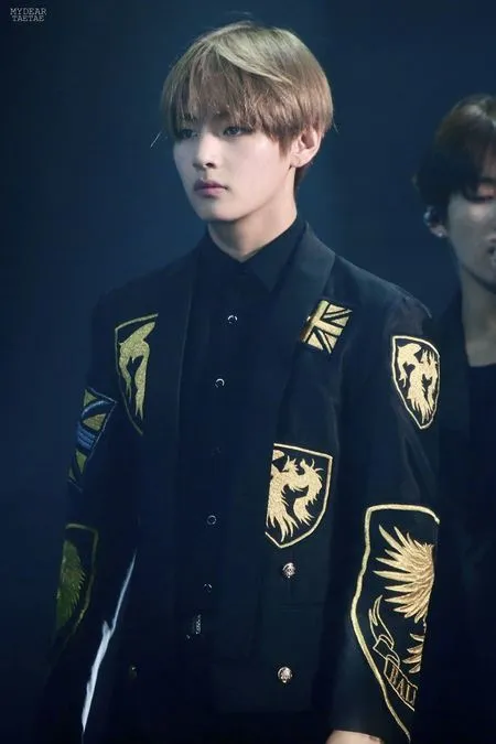 Bikin Makin Cinta 8 Foto Ini Bukti Visual V Bts Setampan Karakter Anime Kapanlagi Com