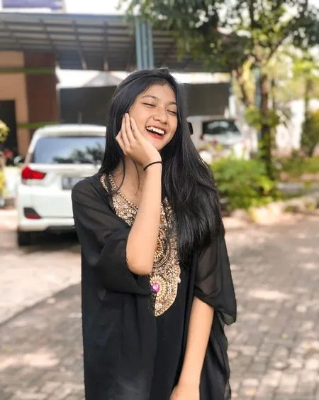 Bikin Meleleh, Ini 6 Potret Senyum Manis dan Menawan Flavio Zaviera Bintang Sinetron 'DARI JENDELA SMP'
