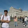 Bikin Vlog Keliling Dunia, Pria Ini Pakai Seragam SMA Cilacap!