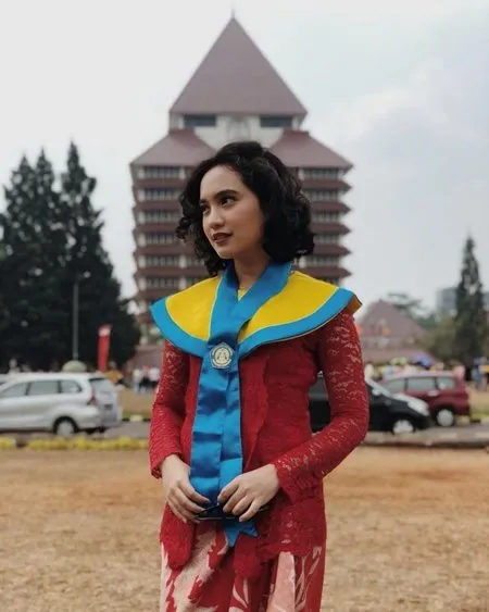 Bukan Cuma Kamu Aja, 6 Selebriti Ini Juga Salah Jurusan Dalam Perkuliahan