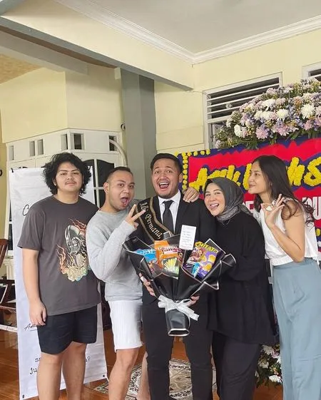 Calon Ayah Kebanggaan Keluarga, Intip 7 Potret Perayaan Kelulusan Suami Kesha Ratuliu Setelah Ujian Skripsi - Resmi Menyandang Gelar Sarjana