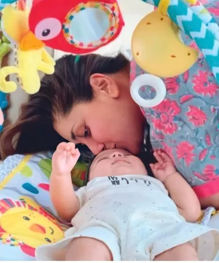 Candid Bollywood of The Week, Kareena Kapoor Cium Bayi Diduga Jeh yang Wajahnya Mirip Taimur Banget