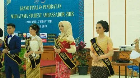 Cantik Bak Barbie Arab Dan Berprestasi Ini Potret Pesona Dinan Fajrina Istri Crazy Rich Bandung Doni Salmanan Jadi Duta Kampus Saat Kuliah Kapanlagi Com