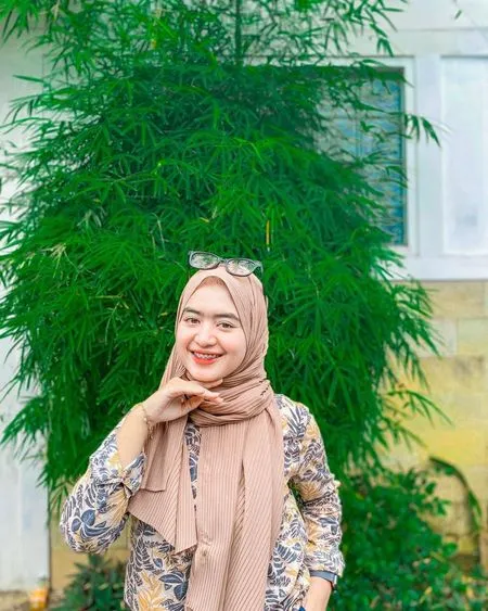 Cantik dan Anggun, Ini 7 Potret Penyanyi Berhijab Woro Widowati yang Viral di Youtube