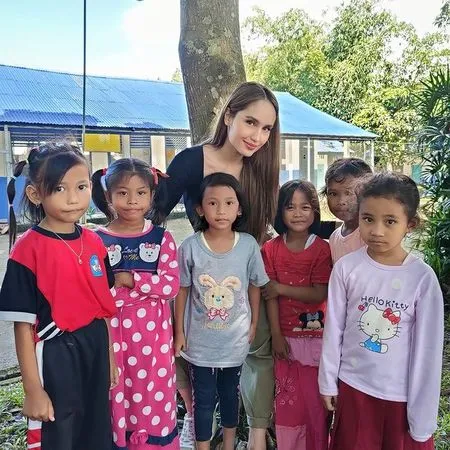 Cantik dan Punya Jiwa Sosial Tinggi, 8 Potret Cinta Laura Kunjungi Yayasan Sekolah Milik Keluarga