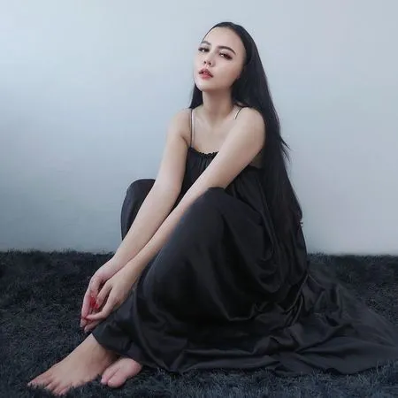 Cerai dari Alfath Fathier, Ini Potret Ratu Rizky Nabila yang Makin Glowing dan Cantik - Pamer Punggung Mulus