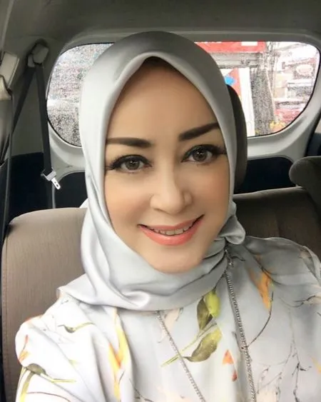 Chintami Atmanegara Berhijab Awet Muda Di Usia Setengah Abad Kapanlagi Com