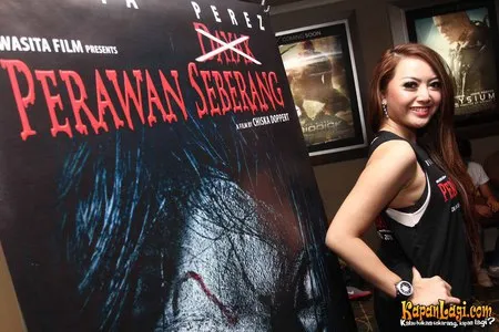 Cinta Ratu Nansya Dikubur Di Film Perawan Seberang Kapanlagi Com