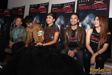 Cinta Ratu Nansya Dikubur Di Film Perawan Seberang Kapanlagi Com