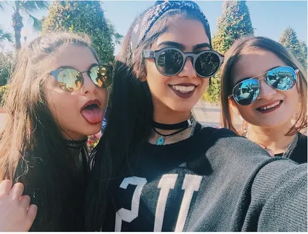 Dandan Gotik, Putri Bungsu Cantik Sridevi Liburan Bareng Gengnya