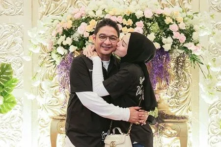 Dapat Kejutan Dari Istri, Potret Perayaan Ulang Tahun Pasha Ungu ke-42 : Adelia Pasha Sempat Beri Kecupan Manis dan Mesra di Pipi