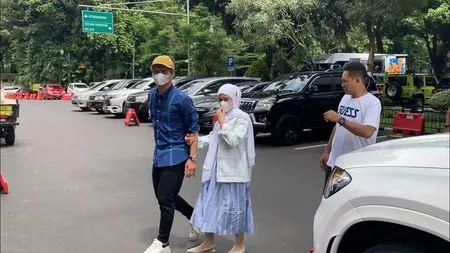 Datangi Polda Metro Jaya Soal Laporan Pengancaman, Intip Potret Rizky Billar Setia Temani Lesti yang Sedang Hamil Besar - Tak Lepaskan Gandengan Tangan