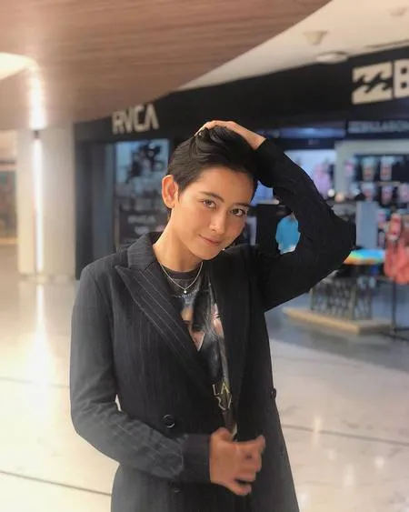 Demi Berperan Jadi Taruni Laura Theux Pangkas Rambut Model Cepak Kapanlagi Com